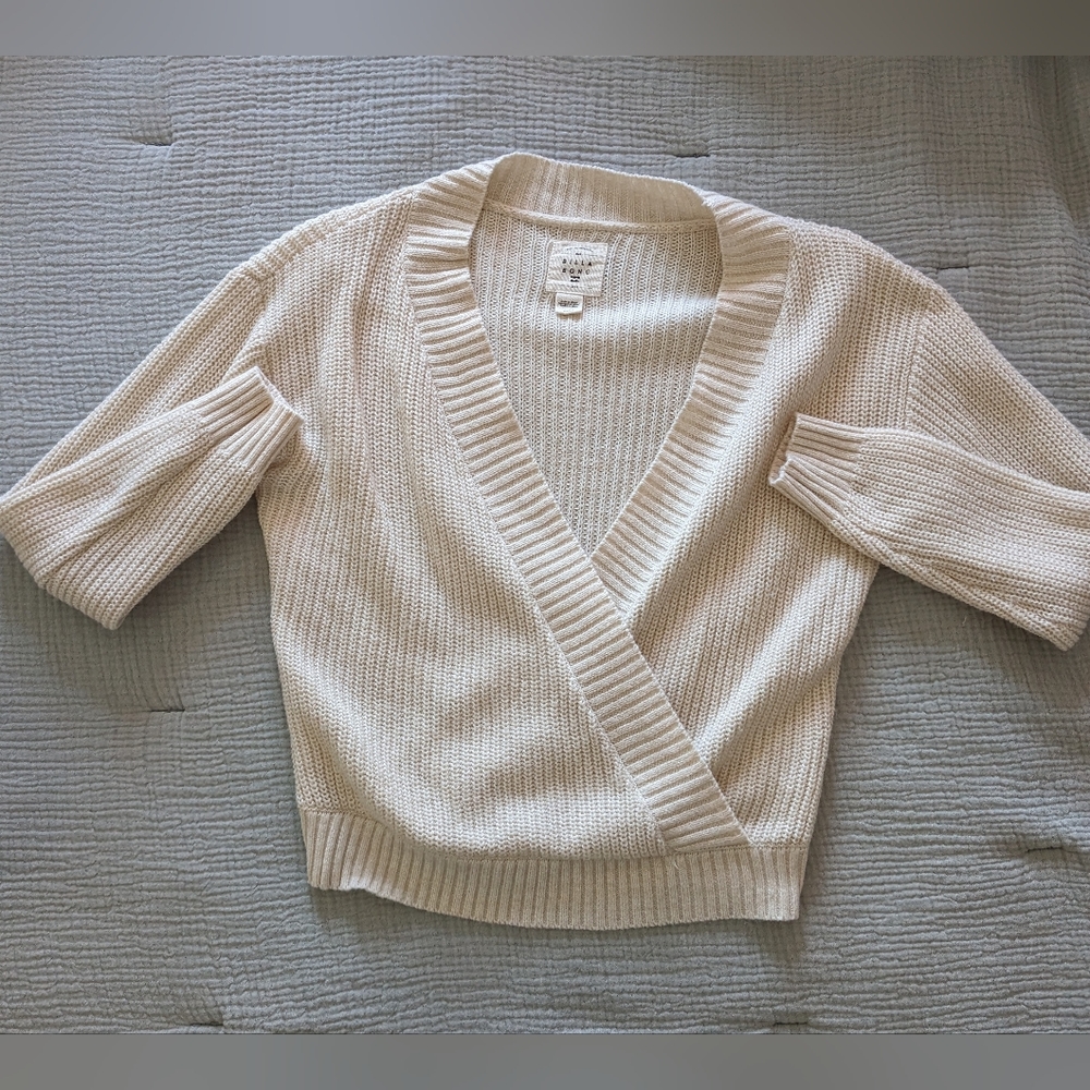 Cropped Billabong sweater. Size small